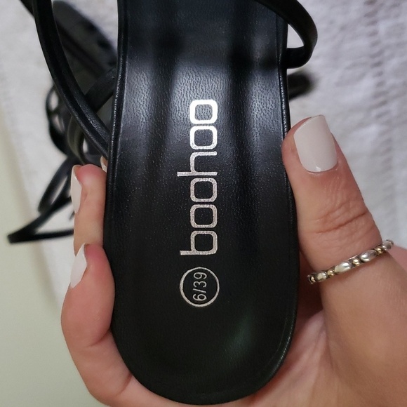 Boohoo black strappy stiletto heels, toe loop, sexy heels, date night. - Picture 7 of 8